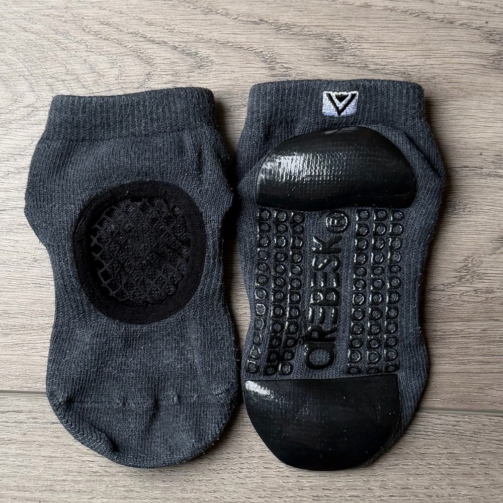 Arebesk Charcoal Grip Socks Size Small with Wash Bag - Pilates, Yoga, Lagree